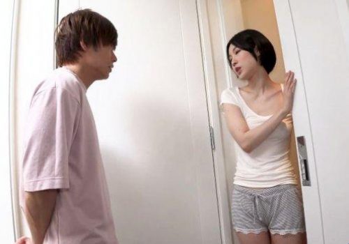 Đang thủ dâm sướng thì bạn chồng qua chơi