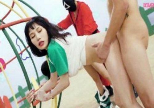 Trò chơi ai thua sẽ bị lôi ra địt thô bạo